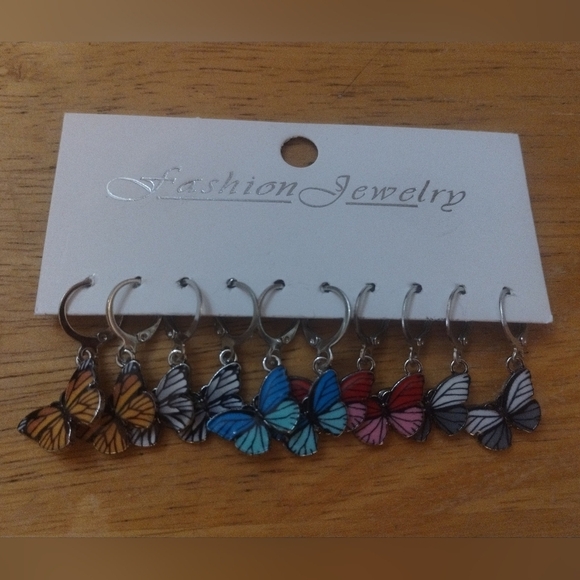 Jewelry - New 5 pair butterfly women's gold tone dangling earrings